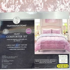 NWOT Huntington home queen pink velvet 3 piece comforter set